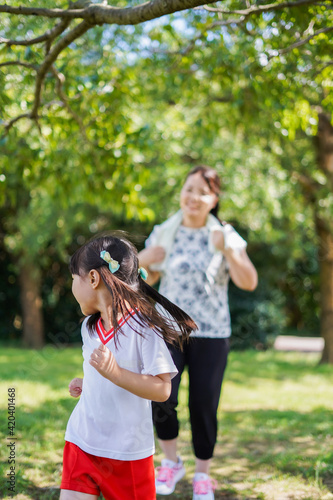 外でランニングをするお母さんと子供