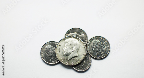 Fotografía US silver coin half dollar Kennedy on quarter pile