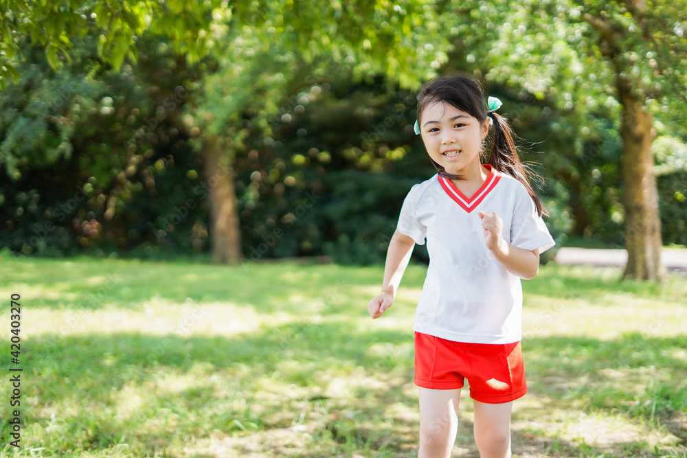 外で楽しくスポーツをする女の子 外で楽しくスポーツをする女の子