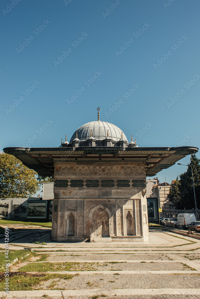 Obraz premium Facade of famous fatih Mosque near road in Istanbul, Turkey