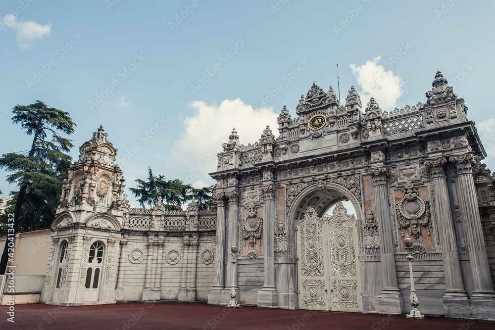 Obraz premium Gate of historical Dolmabahce palace and clouds in sky at background, Istanbul, Turkey