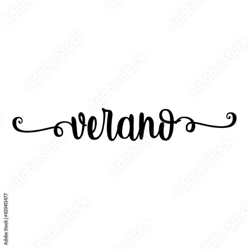 Banner con texto manuscrito verano en español escrito a mano con florituras en color negro