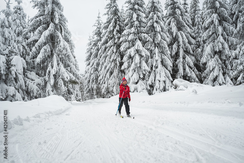 Kind beim Skilaufen auf der Loipe Skilanglauf