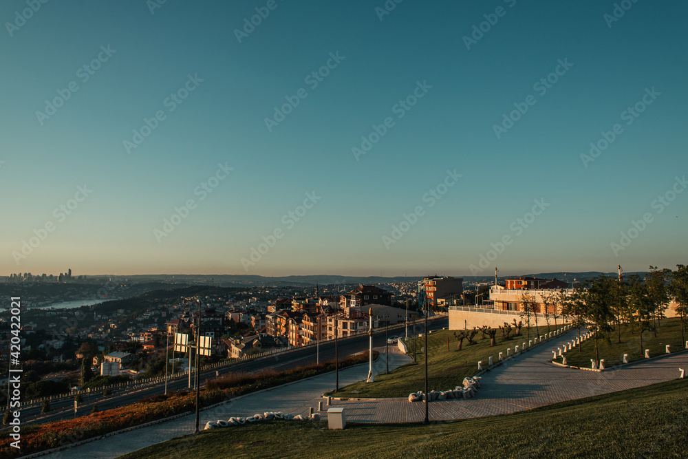 Fototapeta premium walkway on hill with city view
