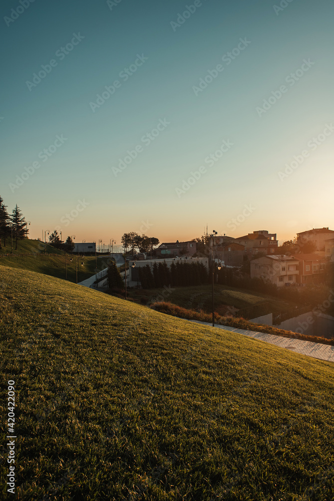 Φωτογραφία view of houses and road from grassy hill