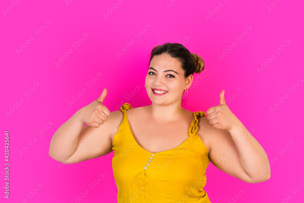 Mujer joven y alegre haciendo un gesto de exito con los pulgares hacia arriba OK sobre un fondo fucsia
liso y aislado. Vista de frente. Copy space Mujer joven y alegre haciendo un gesto de exito con los pulgares hacia arriba OK sobre un fondo fucsia
liso y aislado. Vista de frente. Copy space