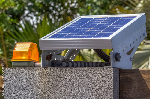 Schilderij op canvas Alimentation électrique photovoltaïque pour portail motorisé