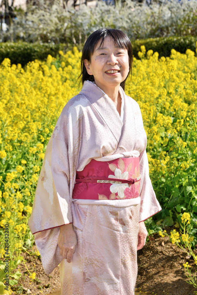 菜の花畑の和服の女性