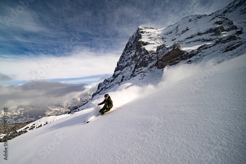 Fotografi Tiefschnee Skifahren Eiger Berner Oberlabnd Grindelwald 1 Skifahrer männlihc grü