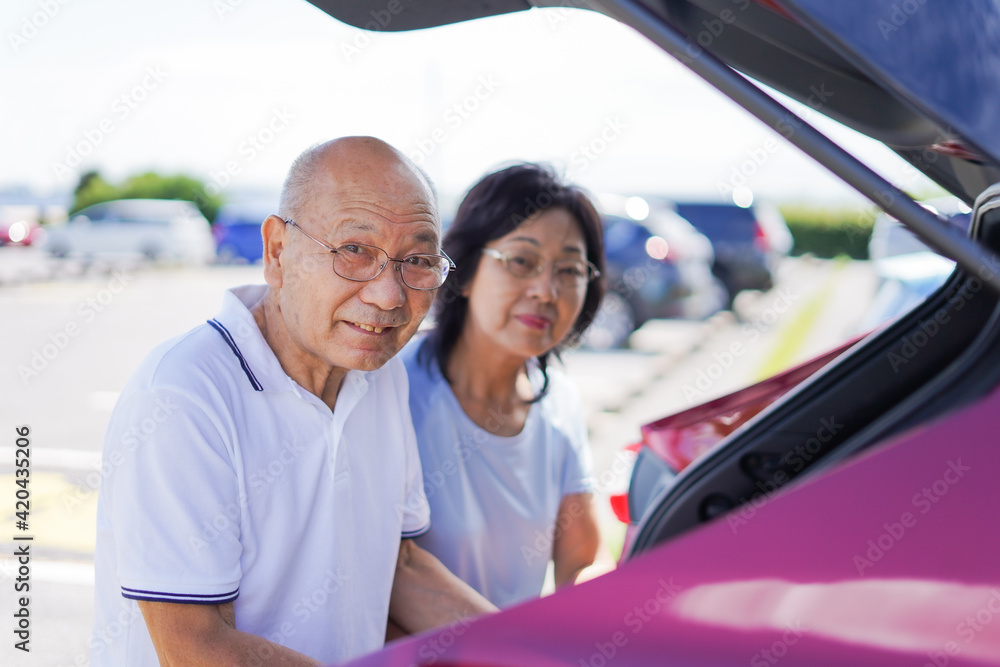車を運転するおじいさんとおばあさん 車を運転するおじいさんとおばあさん