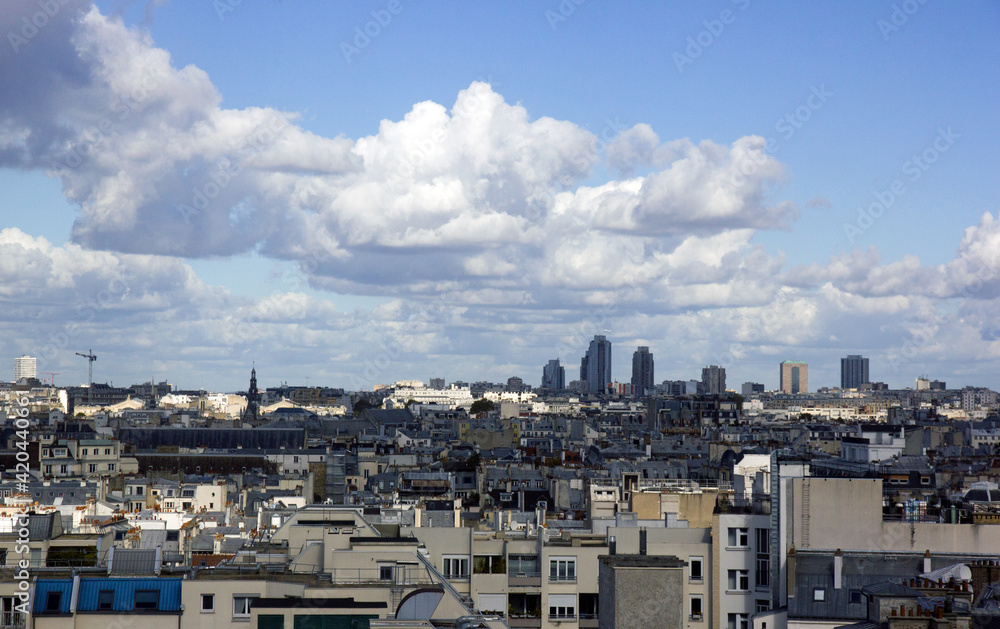 Les toits de Paris (France) sous un ciel menaçant.