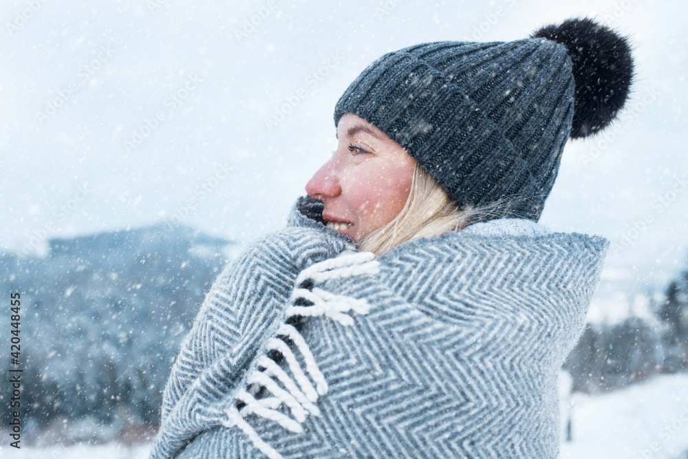 Portrait Happy woman traveler stay on the snow around mountains and look on beautiful nature view
Portrait Happy woman traveler stay on the snow around mountains and look on beautiful nature view