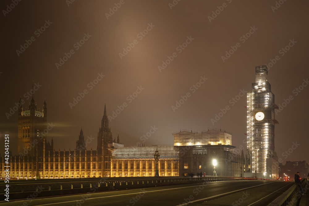 Obraz premium ウェストミンスター宮殿とビッグベン(工事中)