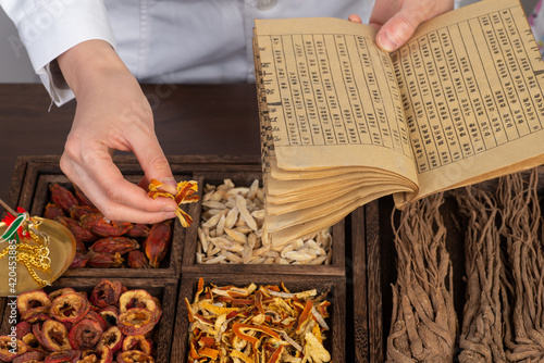 Obraz na płótnie Young Chinese medicine is preparing Chinese herbal medicine w salonie