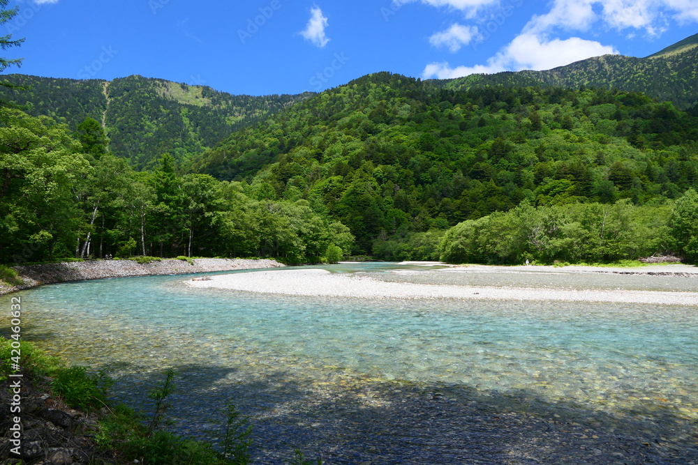 中部山岳国立公園。上高地を流れる梓川。松本、長野、日本。6月下旬。