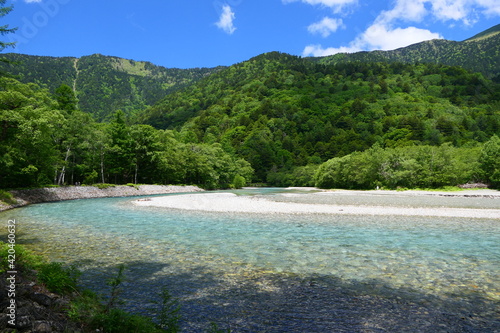中部山岳国立公園。上高地を流れる梓川。松本、長野、日本。6月下旬。