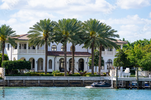 Fotografija Mansions in Miami Beach as seen from Collins Avenue