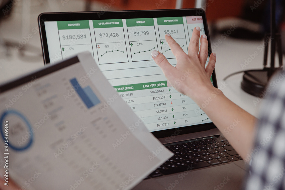Obraz premium Business graph on computer screen. Data finance on laptop screen