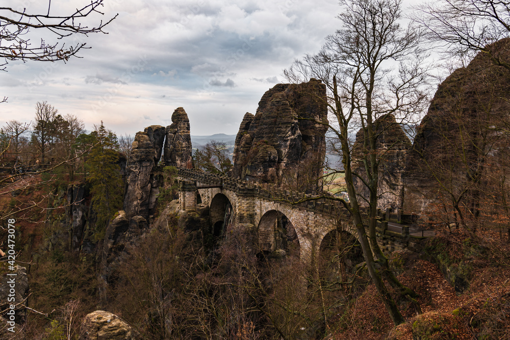 Basteibrücke im Winter mit Wolken