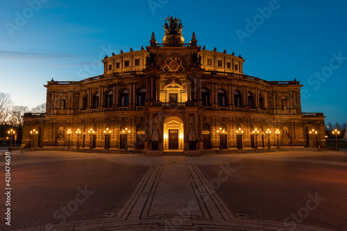 Dresdener Semperoper beleuchtet zur Blauen Stunde
