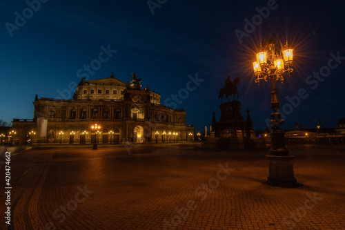 Dresdener Semperoper beleuchtet zur Blauen Stunde