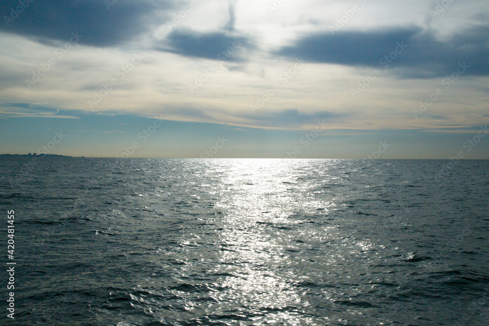 Obraz premium Dawn on the sea of silver color. Morning before sunrise
