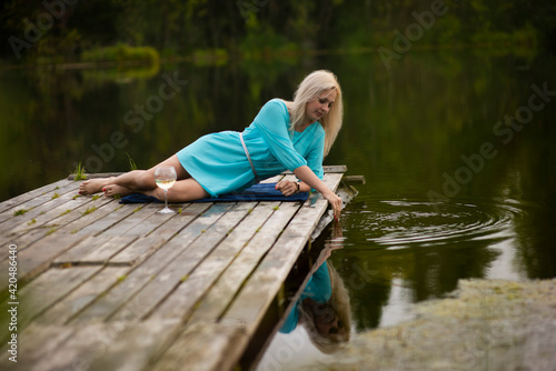 A person sitting on a bench © Ekaterina
