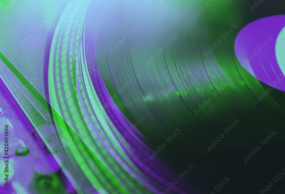 Foto de Vinyl record disc with music on turntable player. Retro dj turn