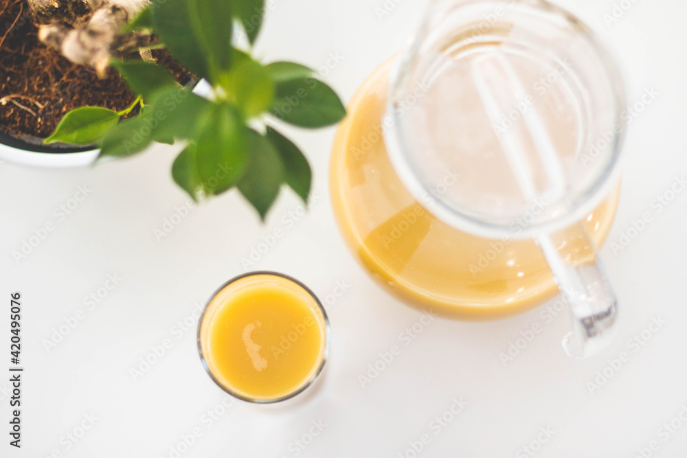 Orangensaft in klarem Glass mit Deko-Baum