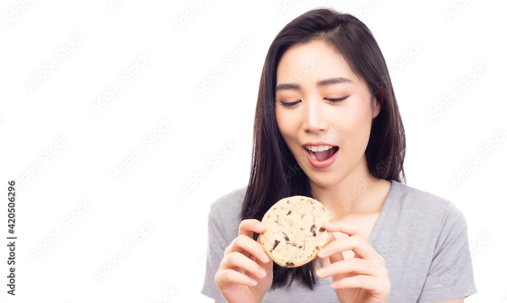 Young beauty woman look at delicious homemade chocolate chip cookies Pretty girl eat yummy chocolate chip cookies She love eating cookies or dessert Isolated on white background studio shot copy space Young beauty woman look at delicious homemade chocolate chip cookies Pretty girl eat yummy chocolate chip cookies She love eating cookies or dessert Isolated on white background studio shot copy space