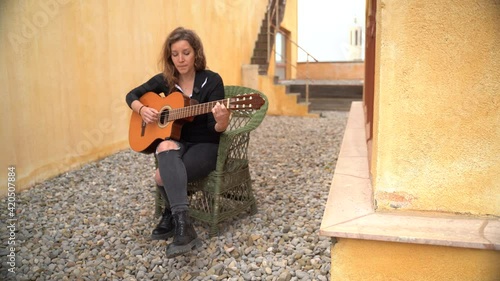 Cantante tocando la guitarra y cantanto en la terrazza photo