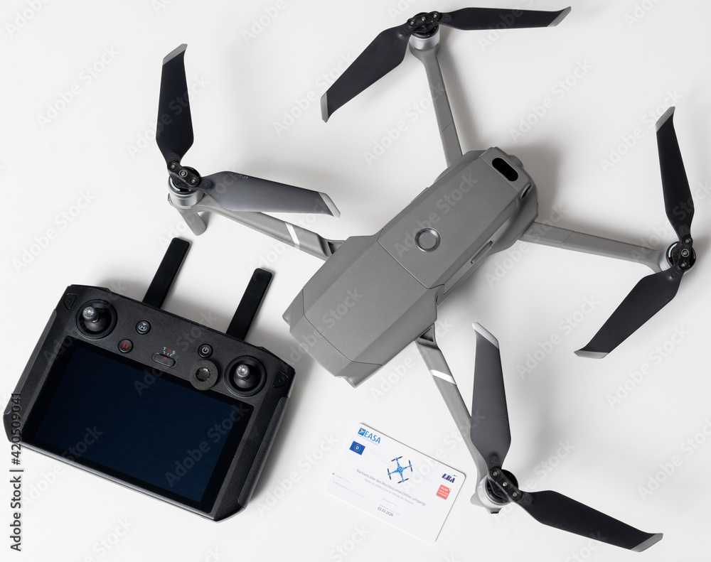 DJI Mavic 2 Pro Drohne von der Firma DJI mit EU-Piloten Führerschein von  der Firma LBA und EASA und die DJI Fernsteuerung, German Test Proof of  Completion of Online Training Stock Photo