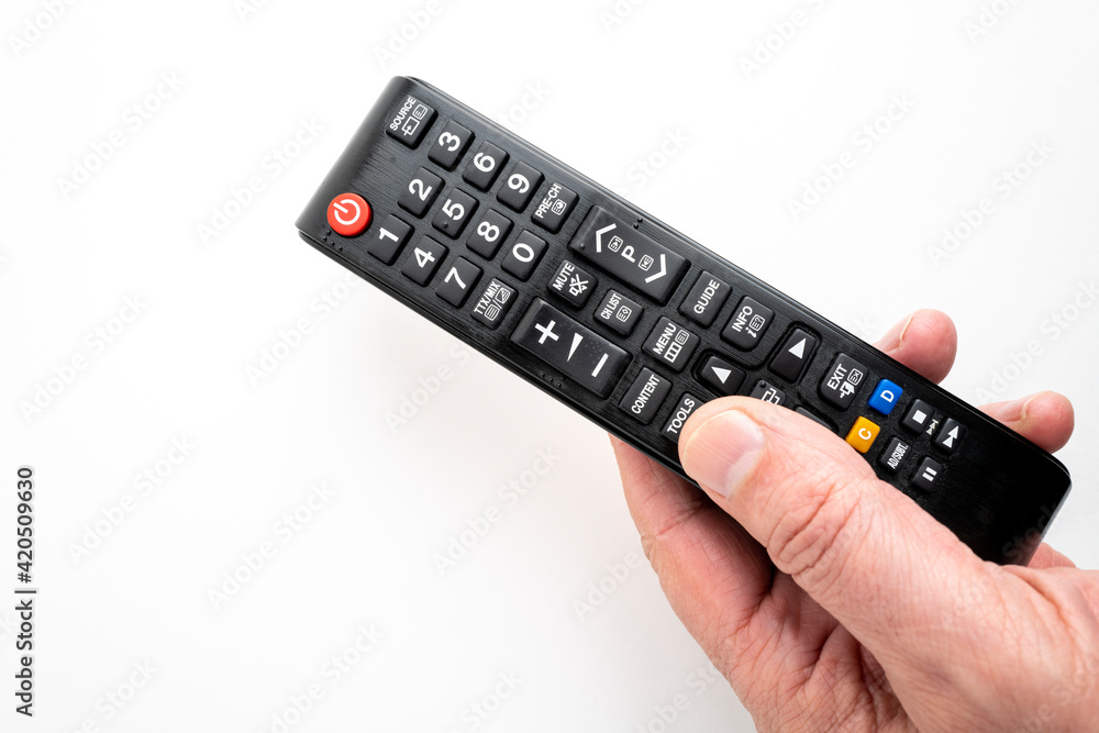 télécommande dans la main gauche télécommande dans la main gauche