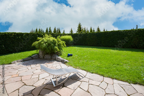 Natursteinterasse mit Grünem Garten