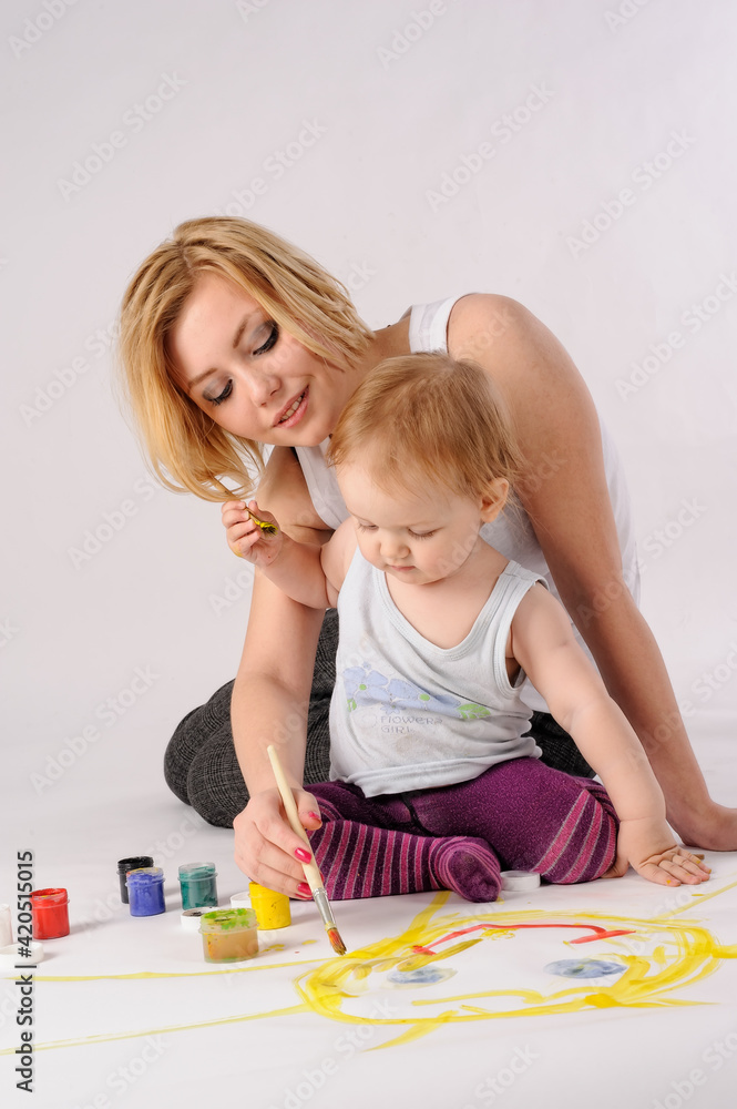 Pretty young mother and daughter drawing Pretty young mother and daughter drawing