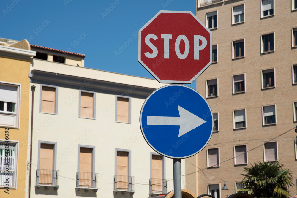 cartello stradale di stop in contesto urbano