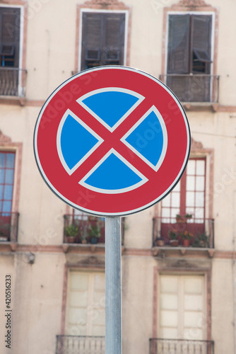 cartello stradale di divieto di fermata in contesto urbano