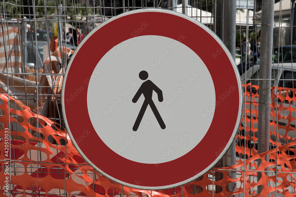Foto de cartello stradale con divieto di transito ai pedoni davanti a un cantiere do Stock Foto de cartello stradale con divieto di transito ai pedoni davanti a un cantiere do Stock