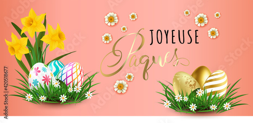 carte ou bandeau sur Joyeuse pâques en noir et or avec des oeufs posés sur de l'herbe un bouquet de jonquille et des fleurs sur un fond saumon