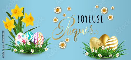 carte ou bandeau sur Joyeuse pâques en noir et or avec des oeufs posés sur de l'herbe un bouquet de jonquille et des fleurs sur un fond bleu ciel