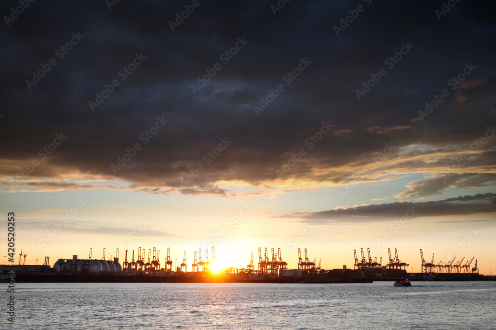 GERMANY, Hafen in Hamburg bei Sonnenuntergang