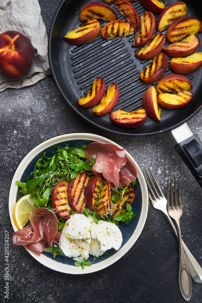 Grilled peaches, ham and burrata salad Grilled peaches, ham and burrata salad