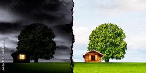 Baum mit Blockhaus bei Nacht und bei Tag auf einer Wiese