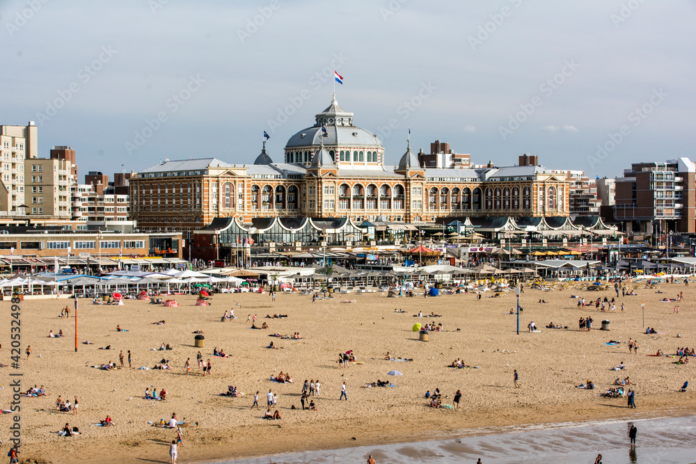 Fototapeta premium Kurhaus und Casino am Strand von Scheveningen.