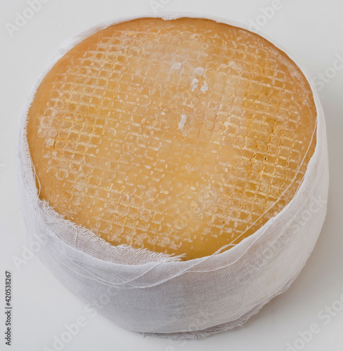queijo típico da Serra da Estrela envolvido em pano, pouco curado, amanteigado, photo