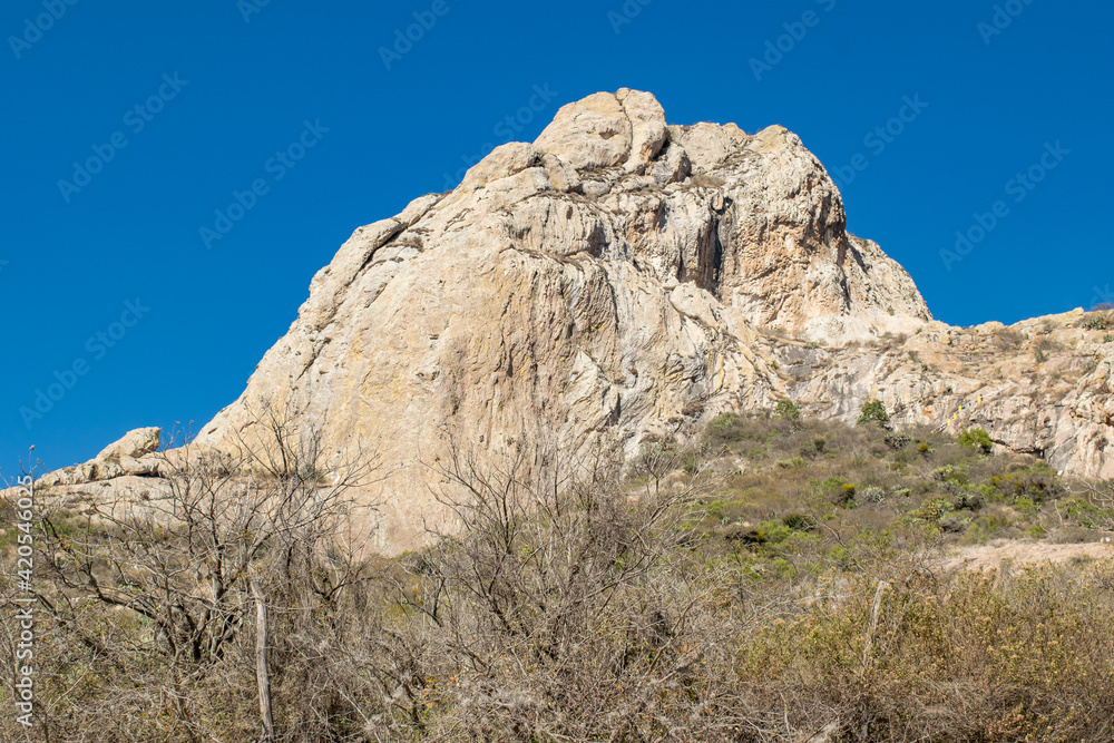 Montaña rocosa peña de Bernal y cielo azul