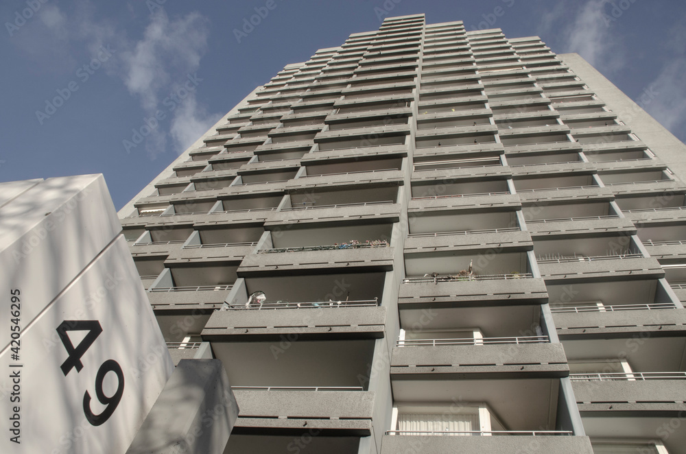 Aachen - Hochhaus am Europaplatz.Südöstlich des Kreisverkehrs steht das Europahochhaus (früher Iduna-Hochhaus), welches über 302 Eigentumswohnungen verfügt Aachen - Hochhaus am Europaplatz.Südöstlich des Kreisverkehrs steht das Europahochhaus (früher Iduna-Hochhaus), welches über 302 Eigentumswohnungen verfügt
