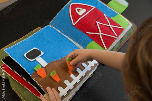 niño jugando con libro educación sensorial