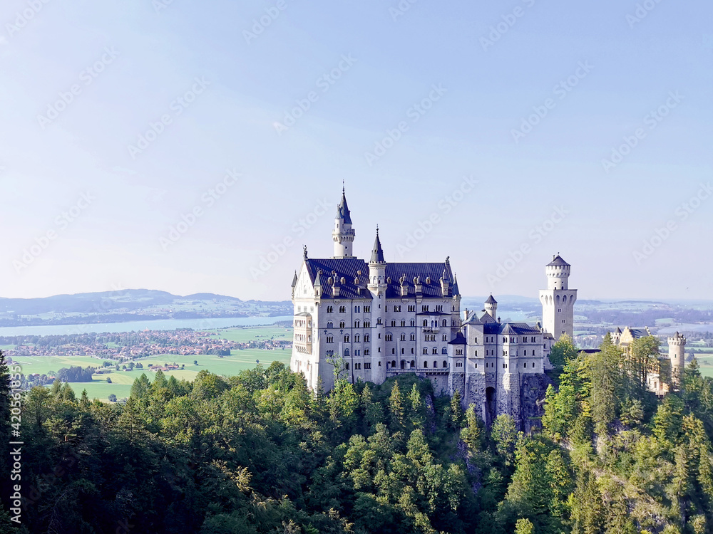 Widok na zamek Neuschweinstein, Bawaria - obrazy, fototapety, plakaty 