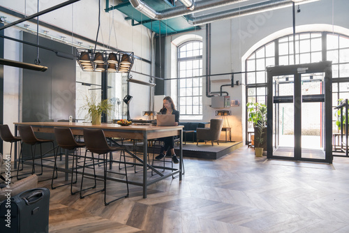 Wallpaper Mural Businesswoman Working Remotely In Modern Restaurant Torontodigital.ca